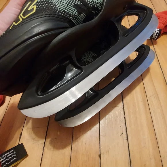 Adjustable Razor Kids Ice Skates with Protection - Picture 5 of 6